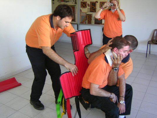 Inmovilización y movilización de accidentado 010.jpg