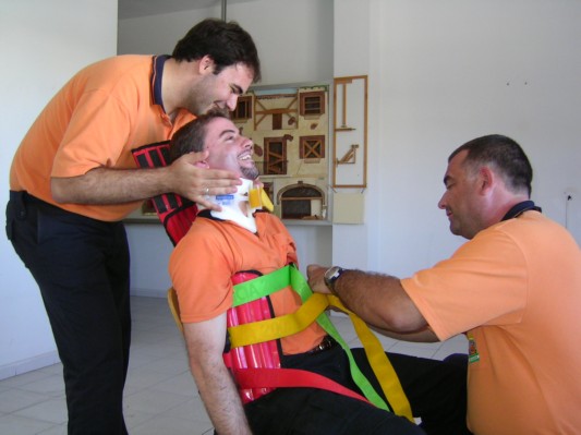 Inmovilización y movilización de accidentado 012.jpg